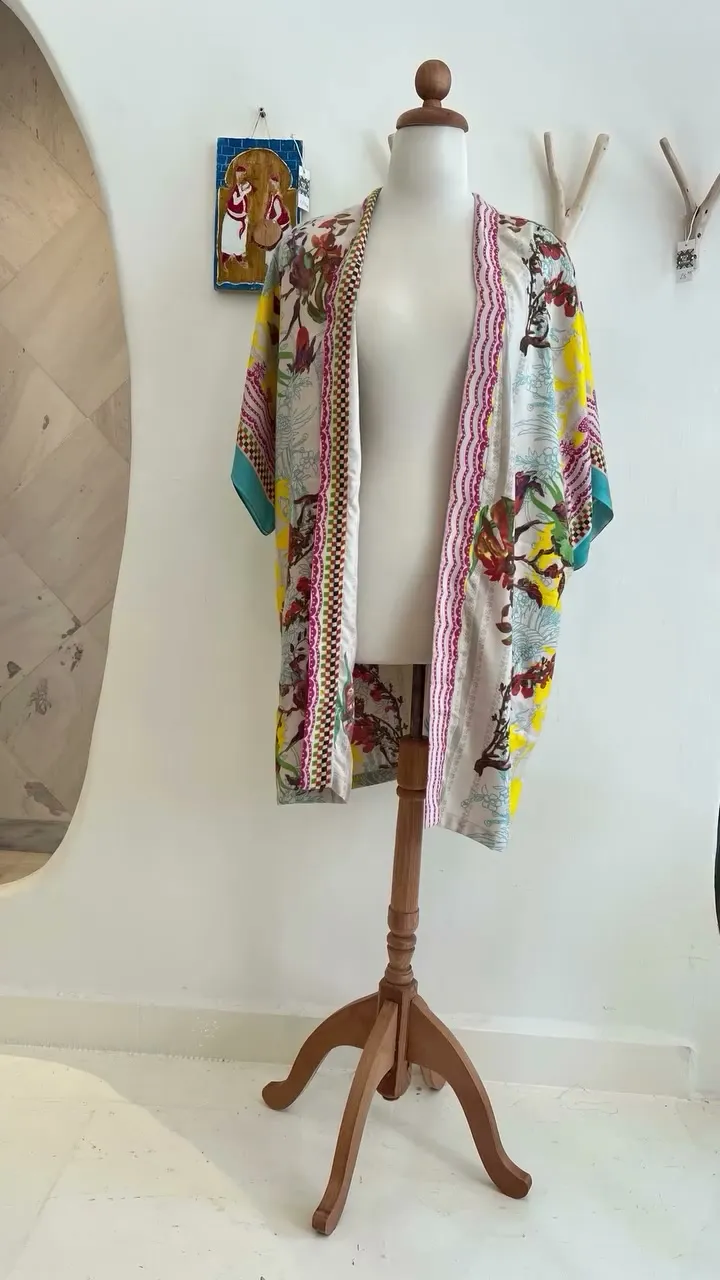 Kimono imprimé sur un mannequin
