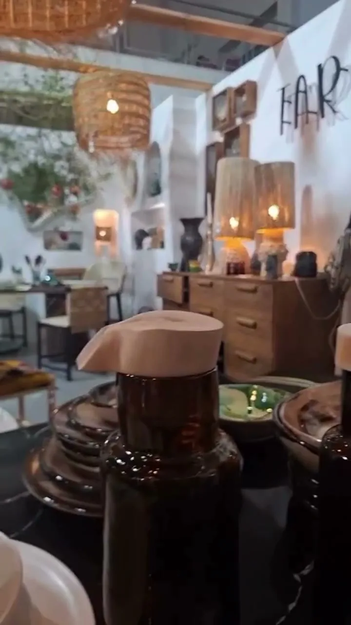 Table ronde cannelée noire au salon Dar Déco