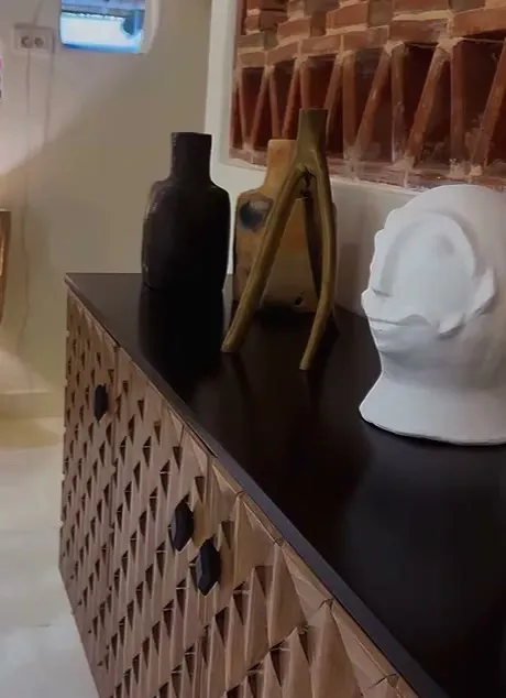 Vases têtes blancs sur une enfilade
