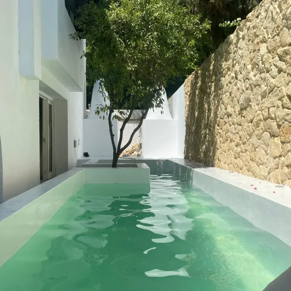 Piscine et patio blanc de la Villa Carthage
