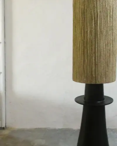 Lampadaire à abat-jour cylindrique en raphia