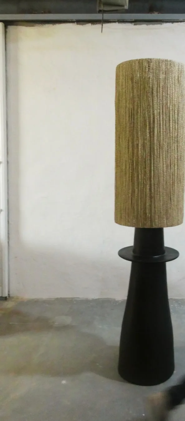Lampadaire à abat-jour cylindrique en raphia