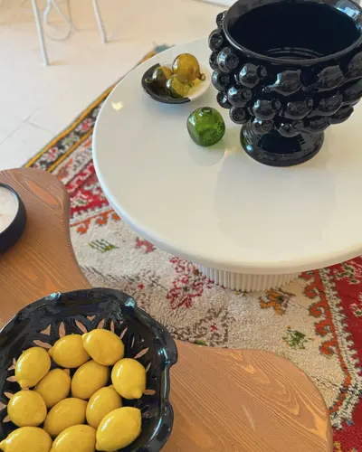 Coupe noire à picots et citrons