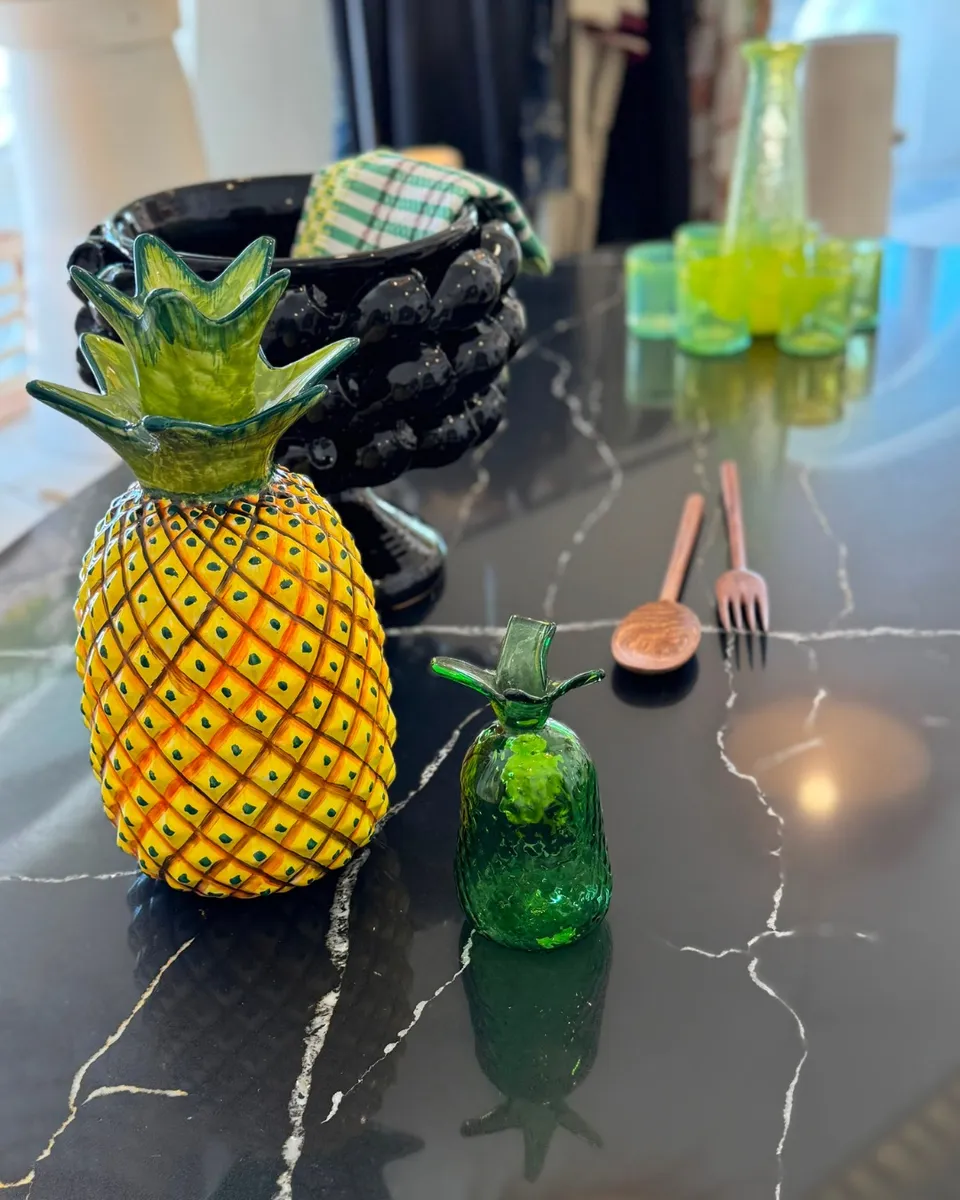 Ananas en céramique jaune et ananas en verre vert