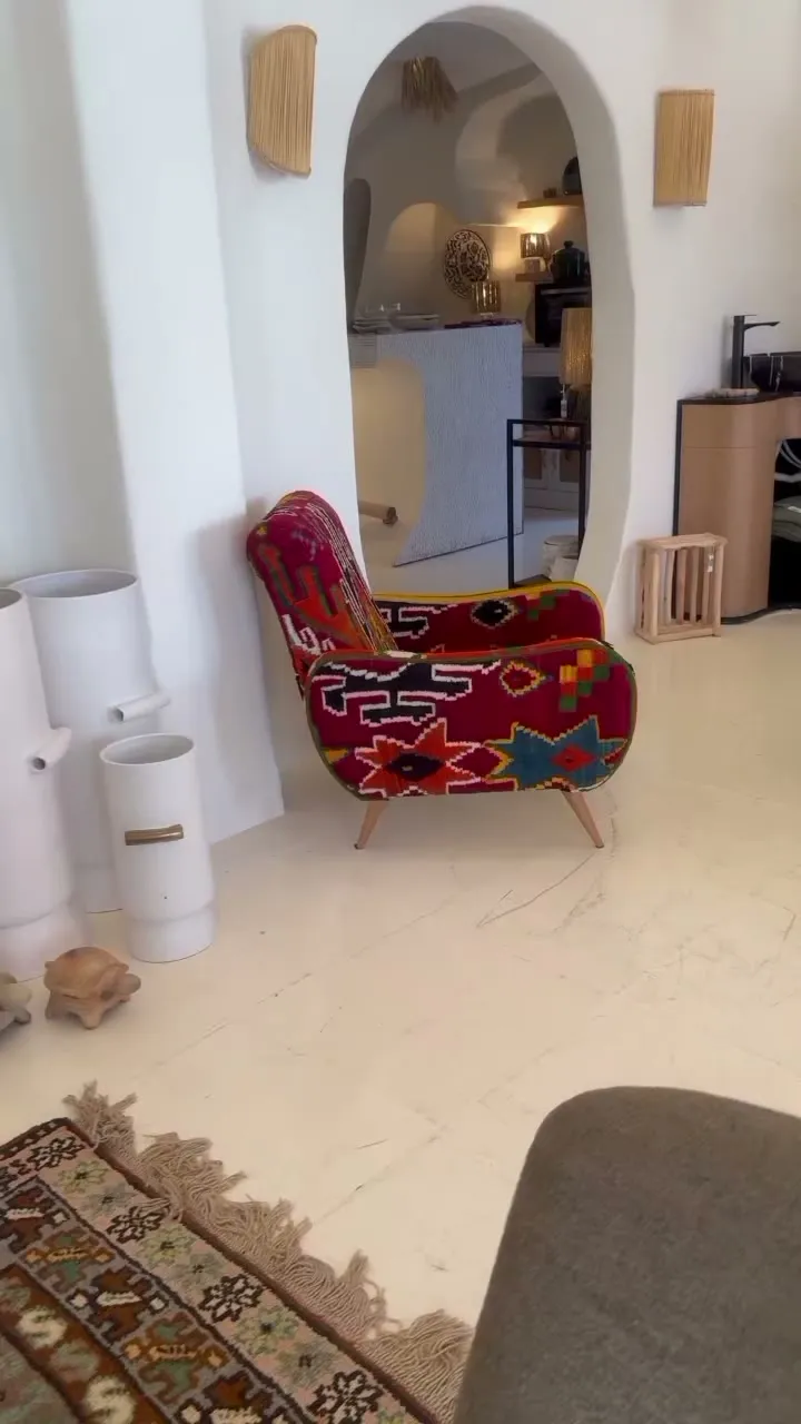Fauteuil tapissé de kilim dans le showroom