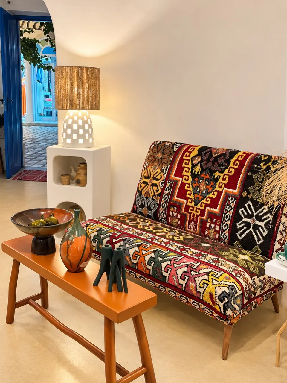 Banquette tapissée de kilim rouge et noir