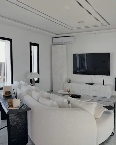 Salon blanc meublé par Tarbija