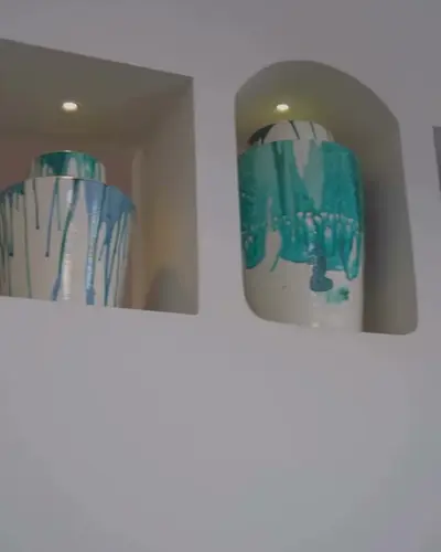 Niches blanches et vases émaillés