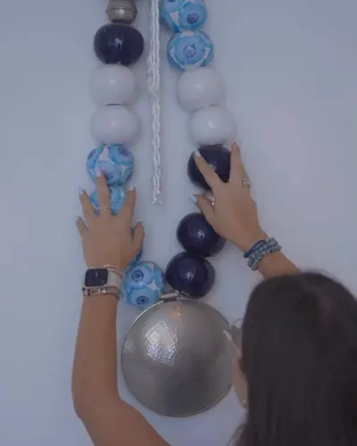 Guirlande de perles en céramique bleue et blanche