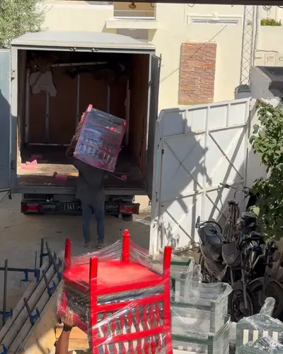 Camion de livraison chargé de chaises emballées