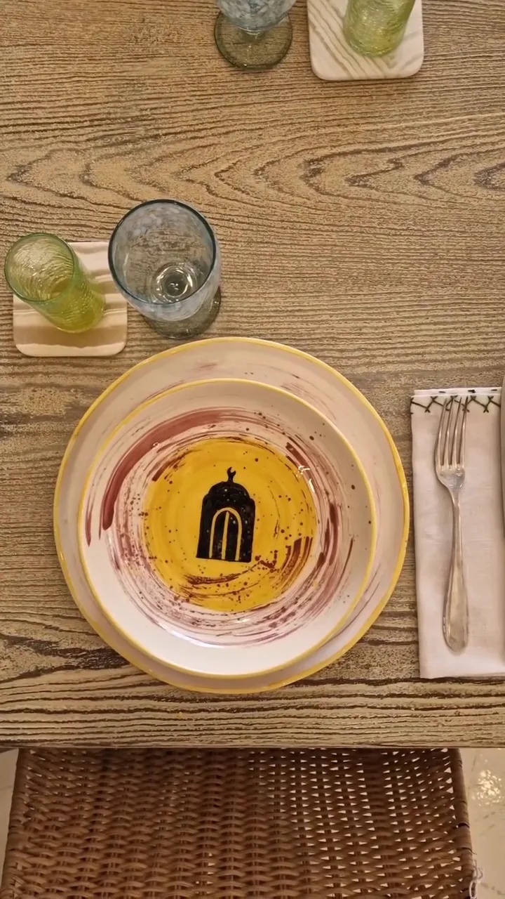 Assiette creuse à la porte de menzel, éclaboussures rouges