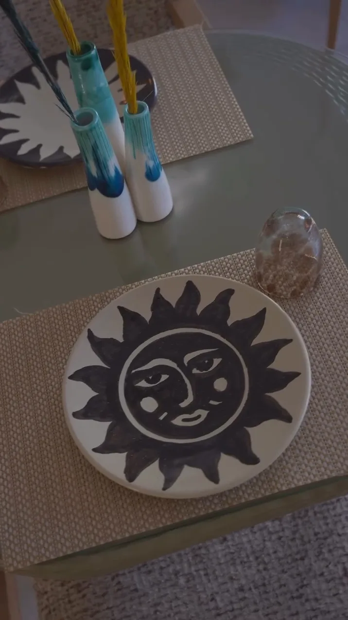 Assiette au soleil à visage, encre noire