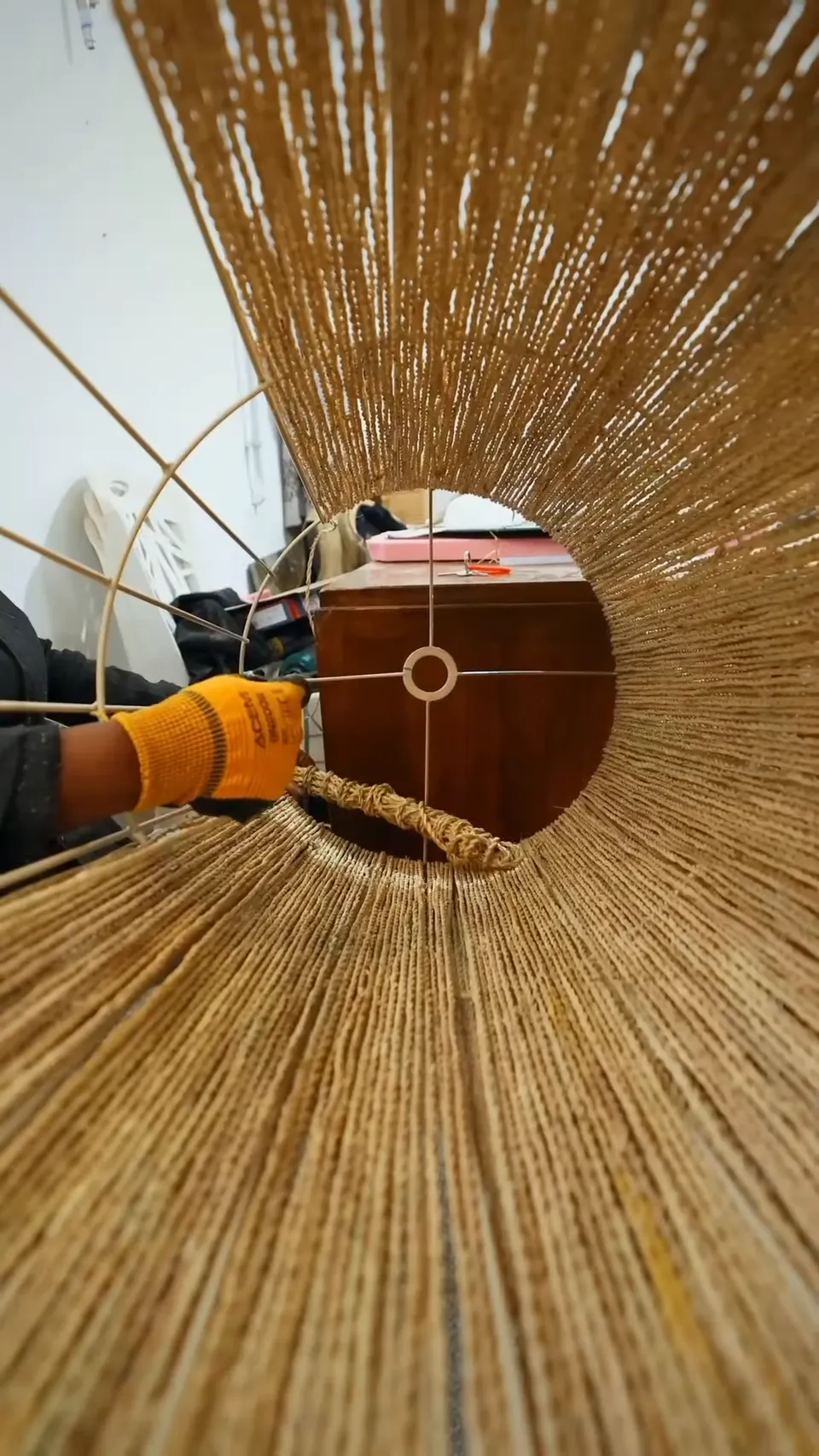 Tissage d'une suspension en raphia à l'atelier
