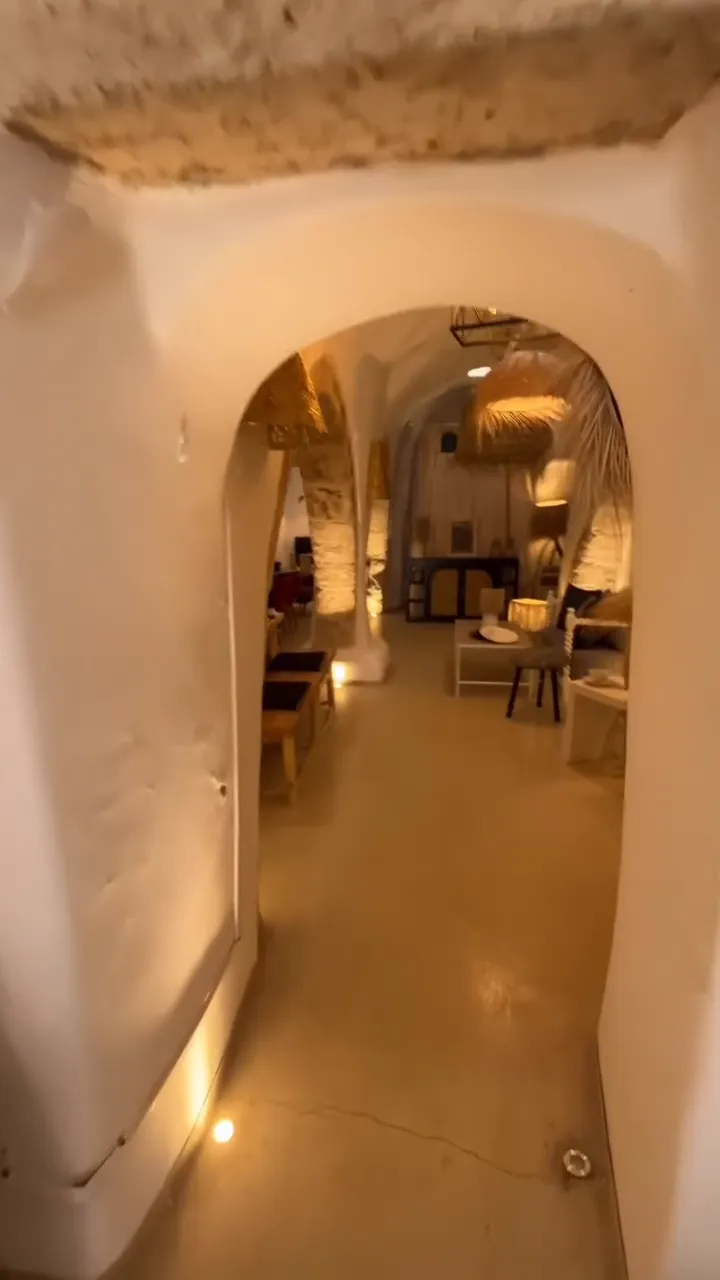 Couloir voûté et blanchi à la chaux de la boutique