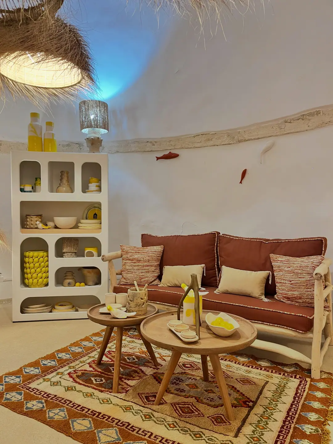 Le salon de la boutique Tarbija sous les suspensions en raphia